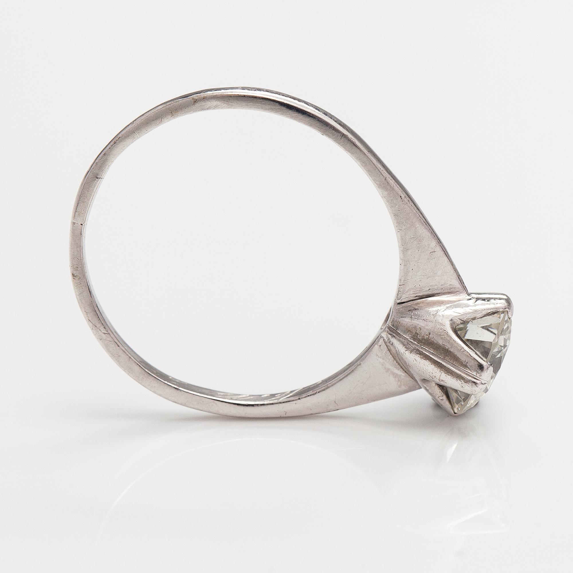 An 18K white gold ring with a brilliant-cut diamond ca. 1.38 ct. A Tillander, Helsinki 1974.