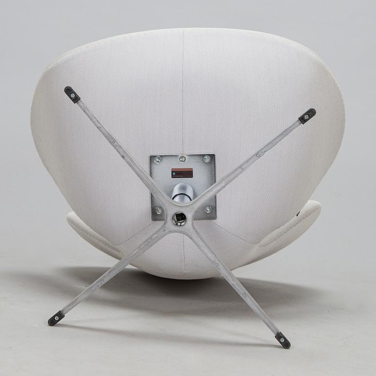 Arne Jacobsen, fåtölj, "Svanen", för Fritz Hansen, 2016.