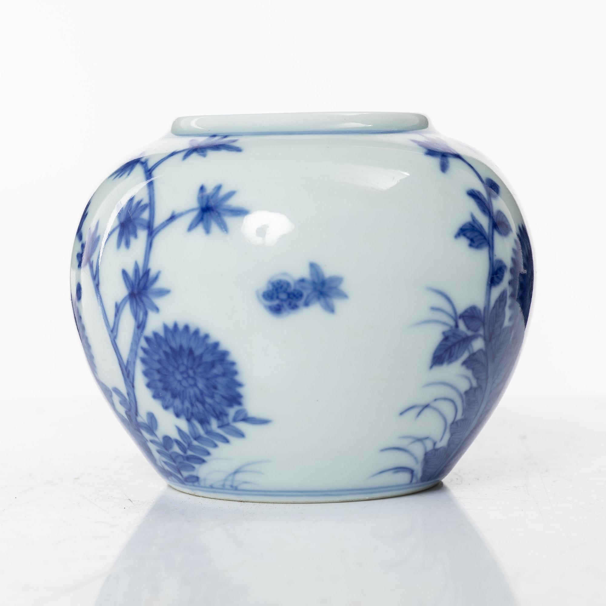 A Chinese blue and white porcelain brush washer, Qing dynasty, 18th century.