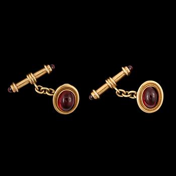 1018. A pair of garnet cufflinks.