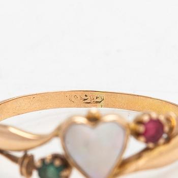 Ring, 18K guld, med opal och granat glas dubletter.
