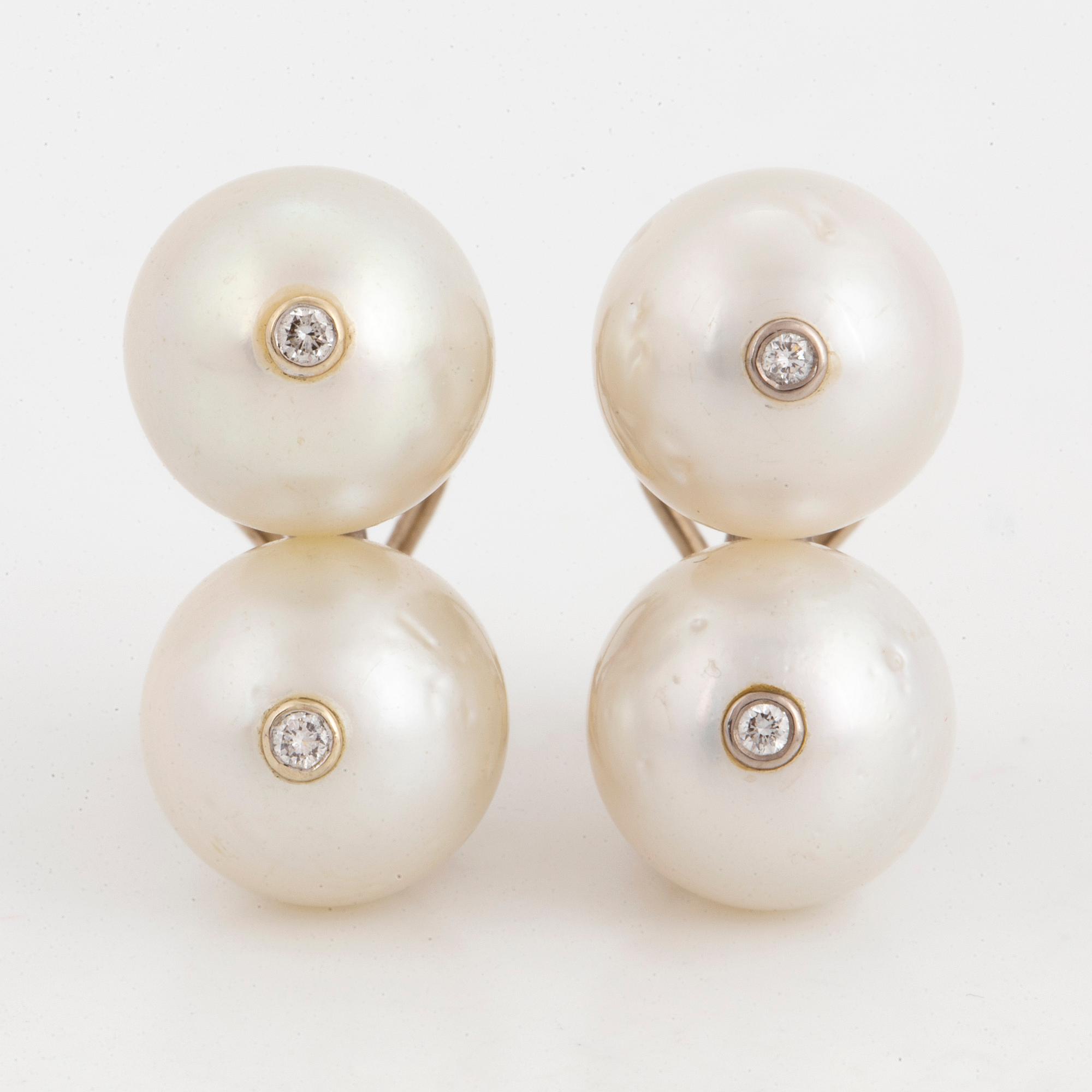 ÖRHÄNGEN, odlade pärlor och briljantslipade diamanter.