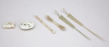 HÅRNÅLAR, 2 st, SPÄNNEN, 2 st samt FIGURINER, 2 st, nefrit, sannolikt Kina.