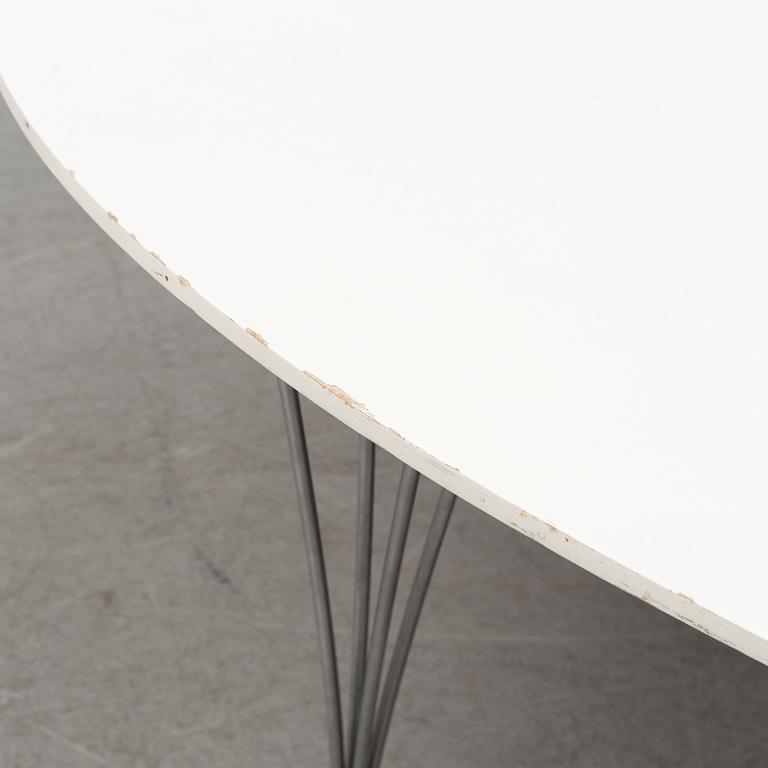 A 'Superellips' table by Bruno Mathsson and Piet Hein, Fritz Hansen, Denmark, 1900-talets andra hälft.