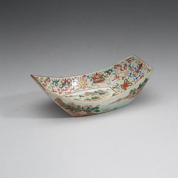 A famille rose tea boat, Qing dynasty with Jiaqings seal mark and period (1796-1820).