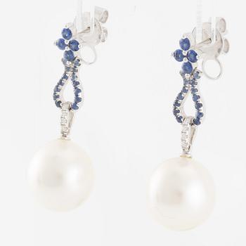 Örhängen, ett par, 18K vitguld med odlade South sea pärlor, safirer och briljantslipade diamanter.