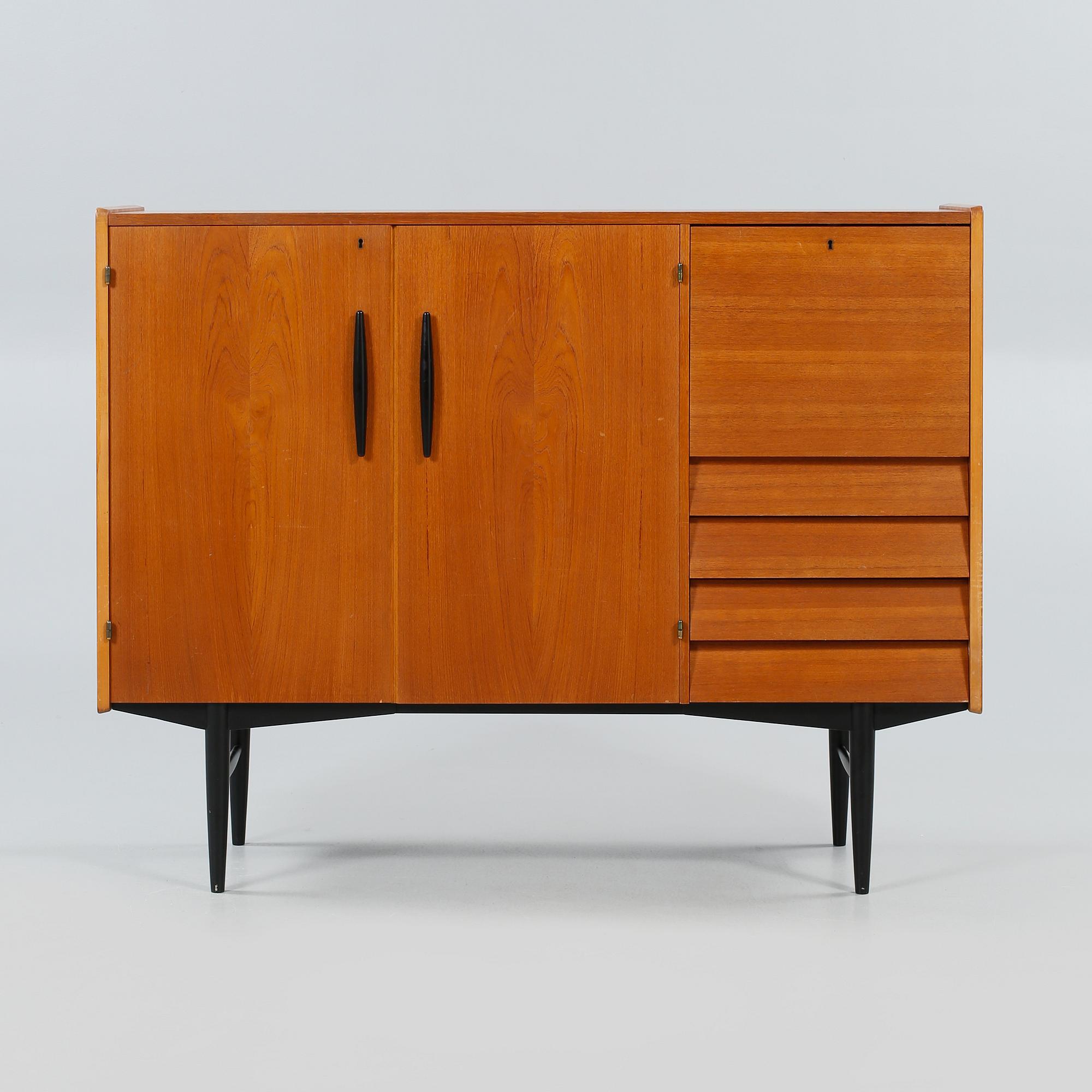 SIDEBOARD, omkring 1900-talets mitt.