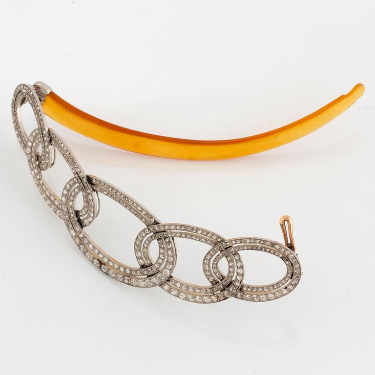 An Art Deco barrette/hairclip signed Cartier in platinum set with old- and rose-cut diamonds.