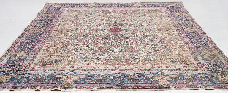 Matta, Kirman, ca 365 x 265 cm.