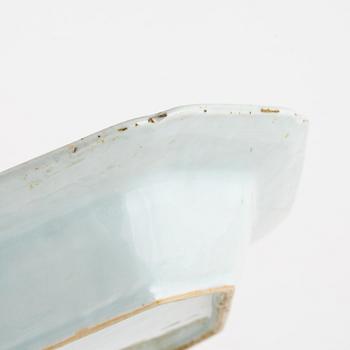 A Chinese blue and white export porcelain dish, Qing dynasty, Qianlong (1736-95).