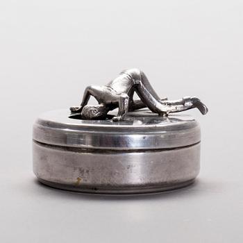 MANSCHETTKNAPPSASK, "Originell", vitmetall, Widerholm & Dahlberg, Eskilstuna, 1900-talets mitt.