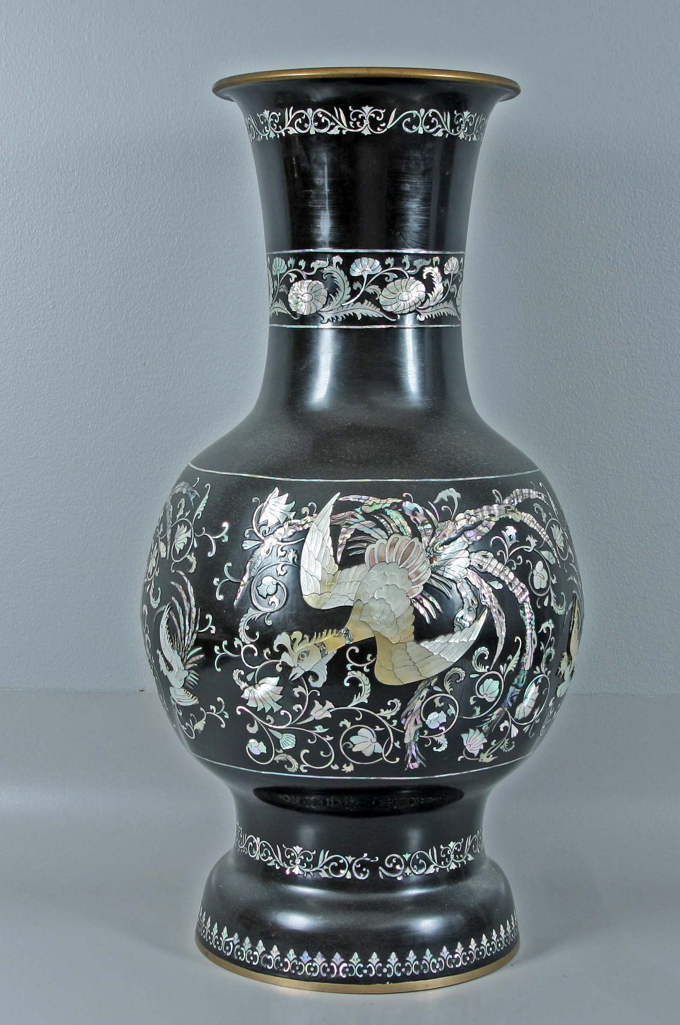 GOLVURNA, svartlackerad mässing, Kina, 1900-tal.