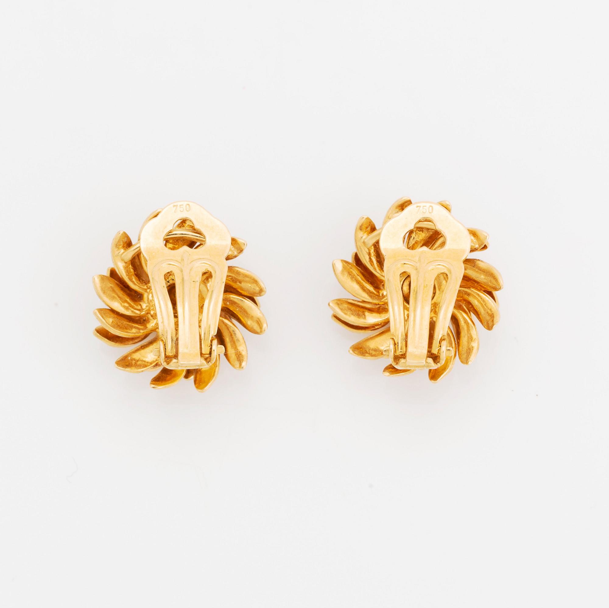 En brosch och ett par örhängen 18K guld med runda briljantslipade diamanter.