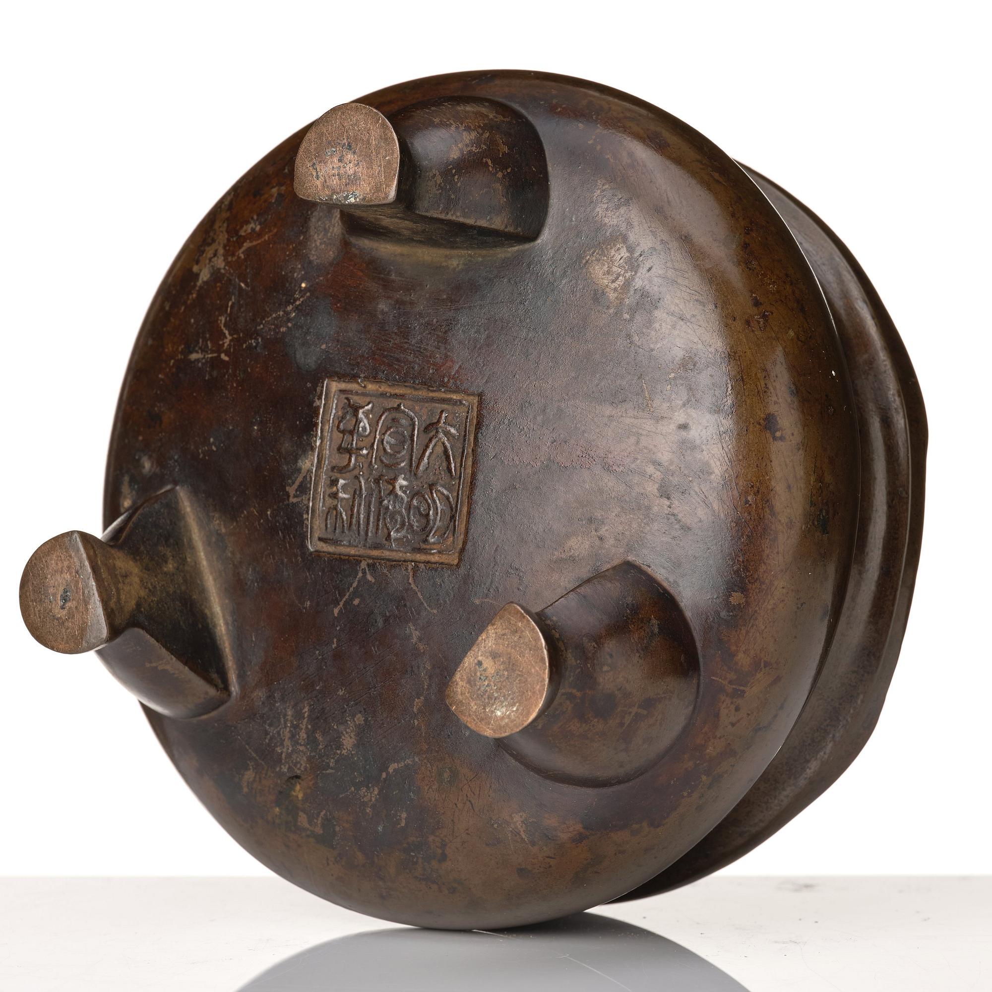 A tripod bronze censer, late Ming dynasty/early Qing dynasty.