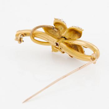 Flower brooch in 14K gold with old-cut diamonds and pearls.