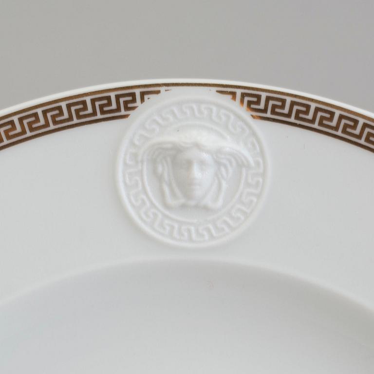 a set of 2+4 porcelain plates, 'Médaillon Méandre d'Or', Ikarus, by Versace for Rosenthal.