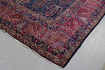 A carpet, an antique/a semi-antique Yezd, ca 557-562 x 366,5-370,5 cm.