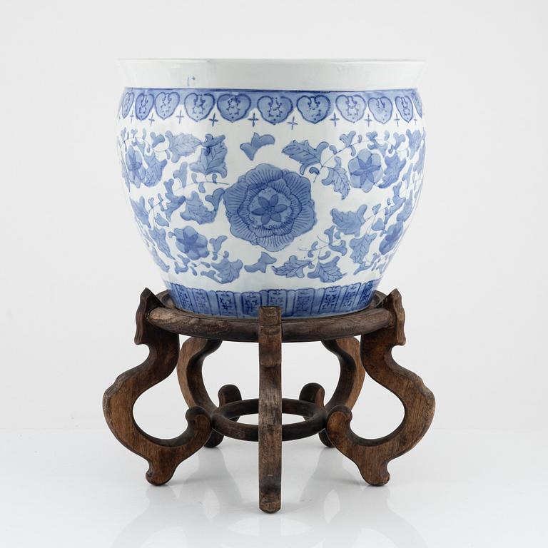 A blue and white porcelain fish basin, China, second half of the 20th Century.