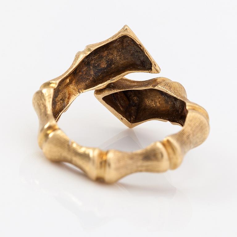 An 18K gold ring.