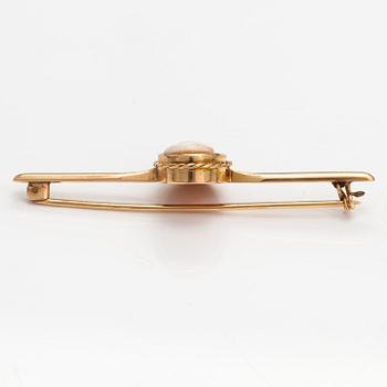 Two brooches and a ring, 14K and 18K gold and sea shell cameos.