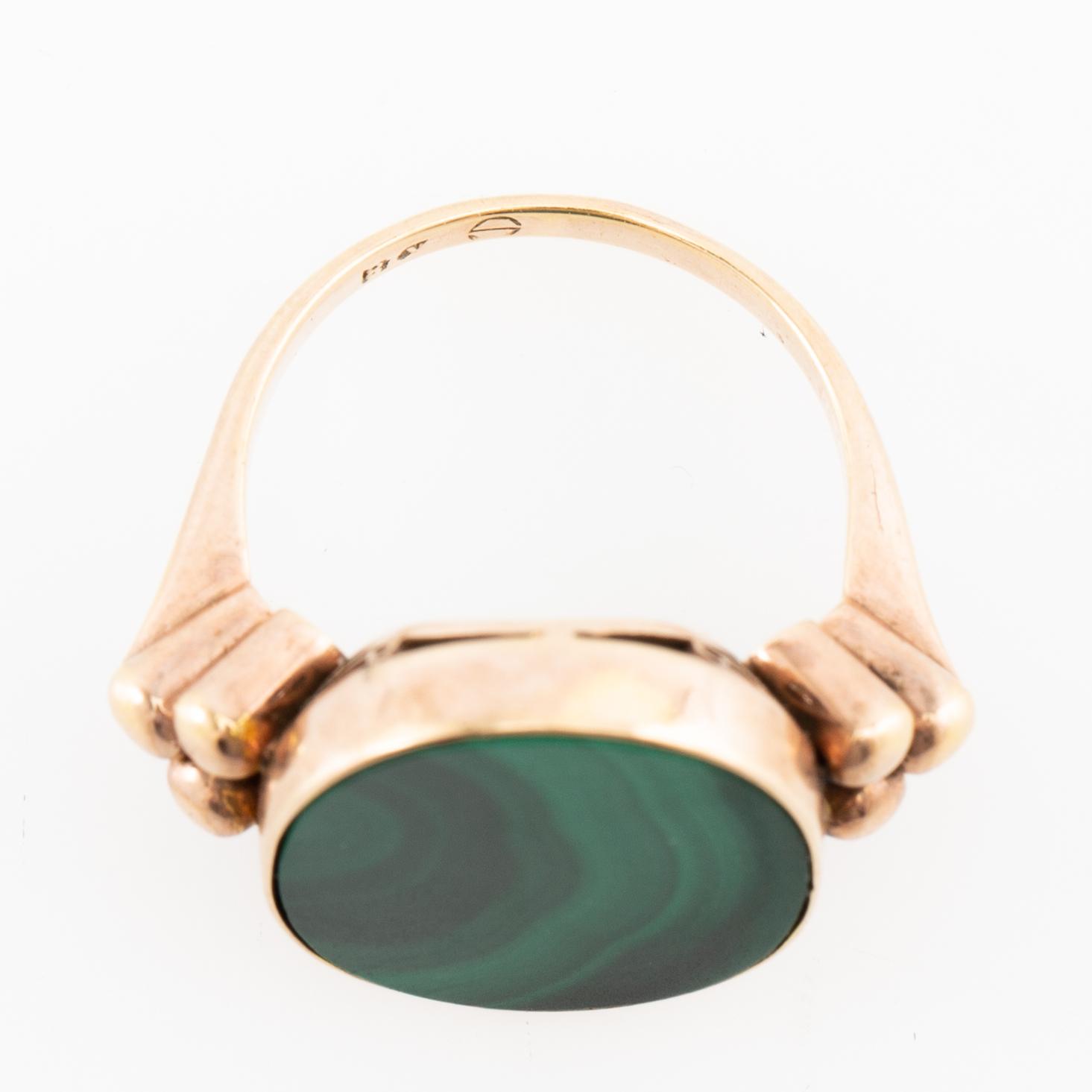 Ring 18K gold with polished malachite.