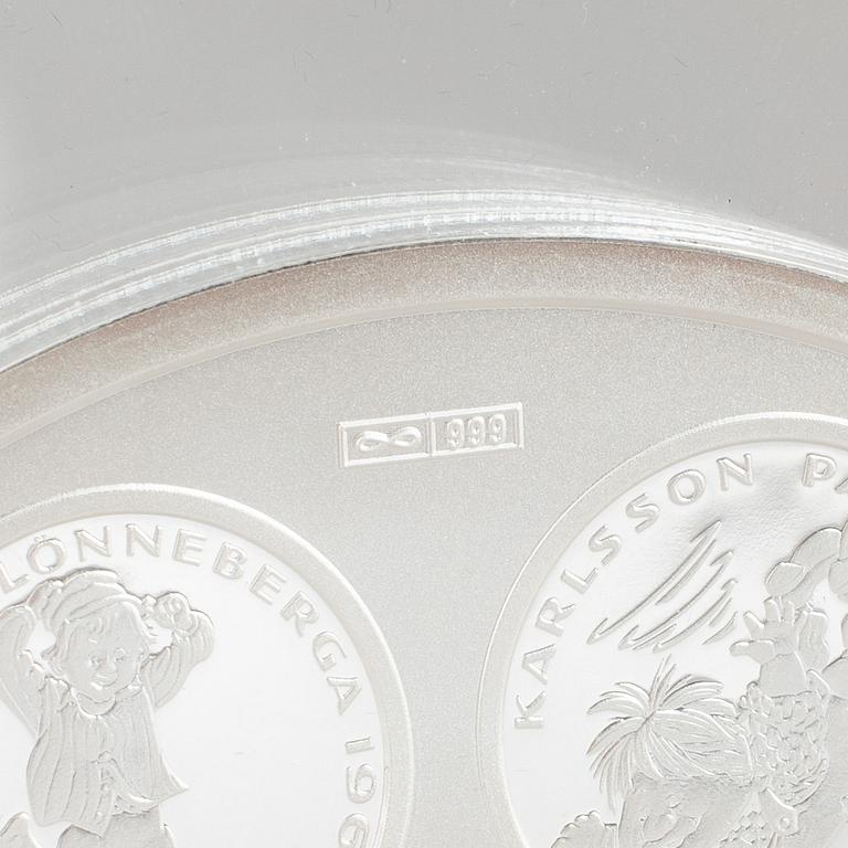 Collector's coin, Astrid Lindgrens kära barn, 1 kilo of silver, numbered 294/750, Mynthuset Sverige 2002.