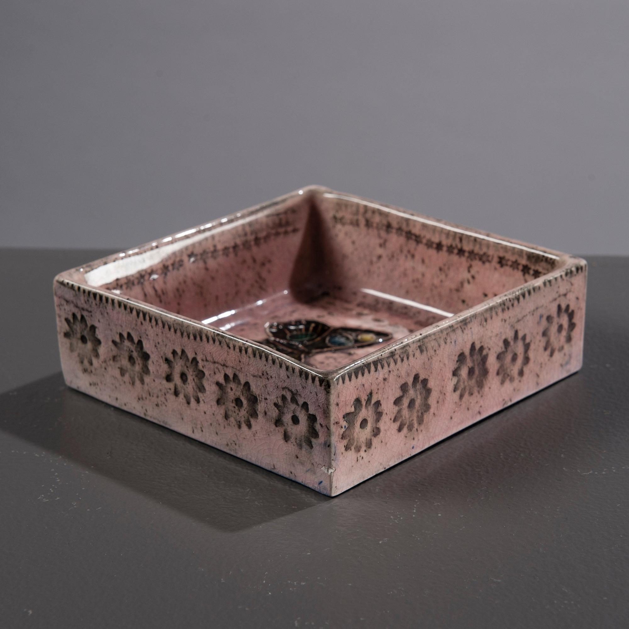 Rut Bryk, KERAMIIKKARELIEFI, LAATIKKO.