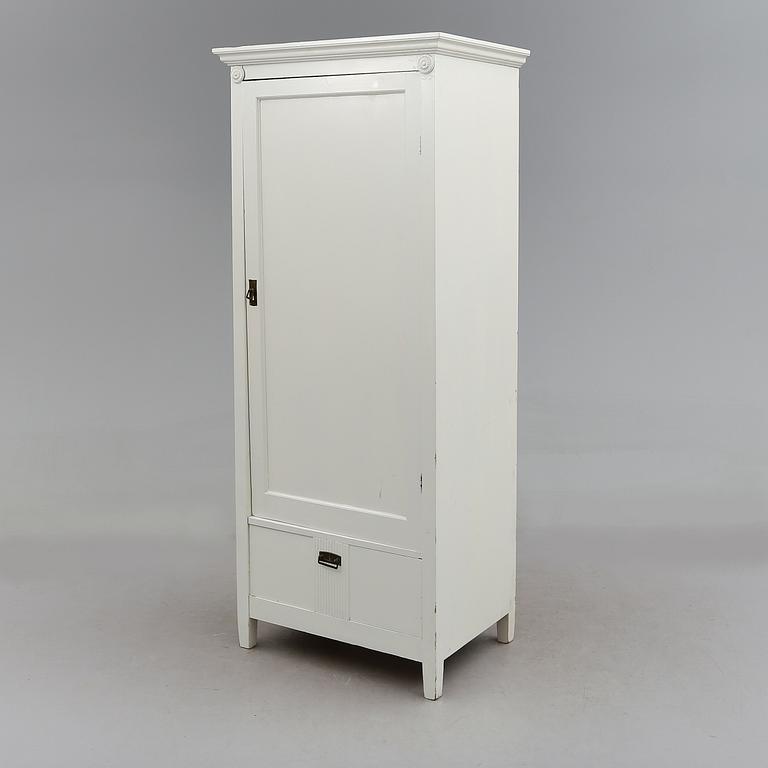 KLÄDSKÅP, 1900-talets första hälft.