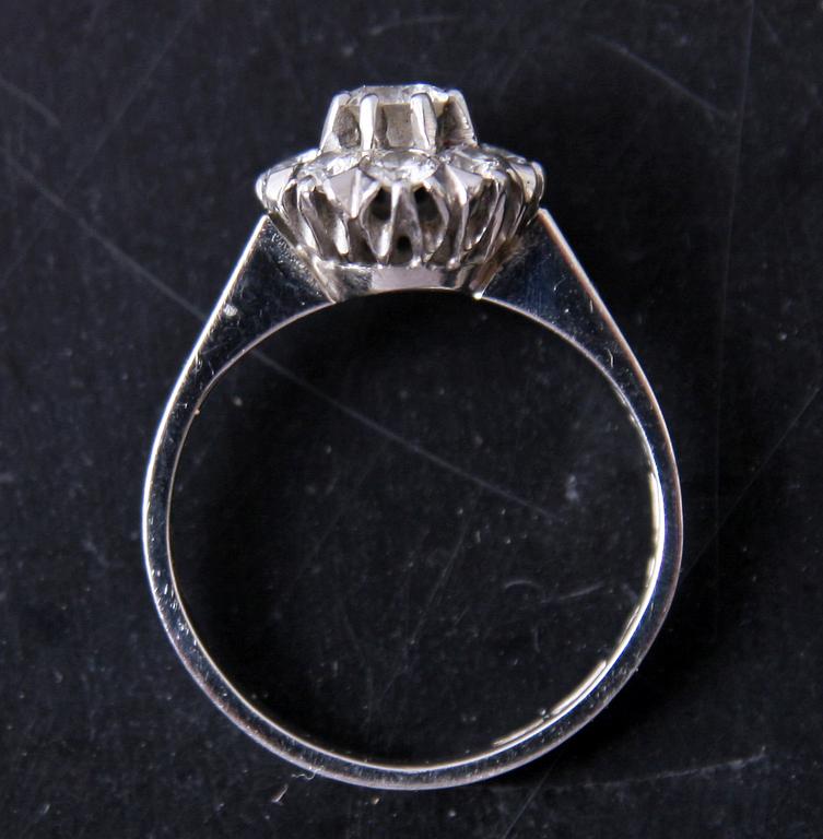 RING, vitguld 18 K med 8+1 diamanter, tot 0,56 ct enl gravyr.