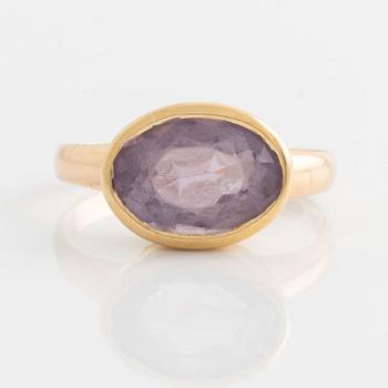 Ring in 18K gold with an oval amethyst.