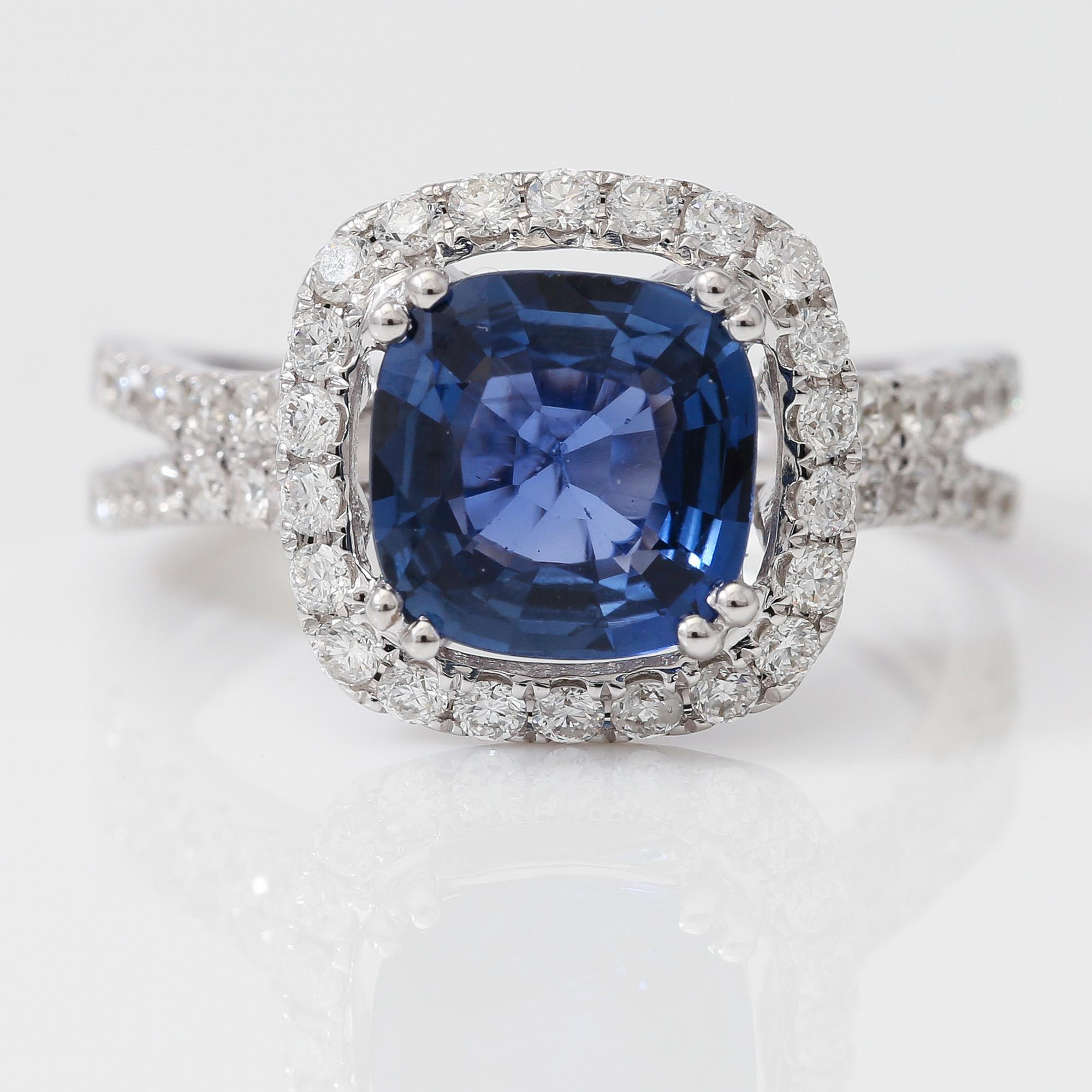 RING, diamanter totalt ca 0,75 ct, blå safir ca 2,30 ct.