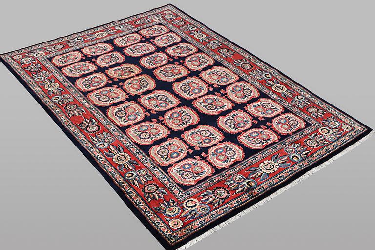 Matta, Sarouk, ca 267 x 173 cm.