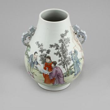 VAS, porslin, Kina. Modern tillverkning.