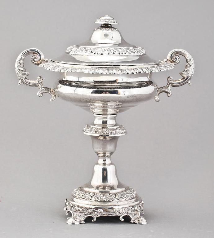 SOCKERSKÅL PÅ FOT, silver, Hallberg, 1844. Tot. v. 532 g.