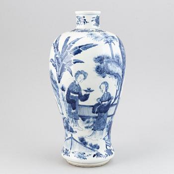 A blue and white vase, late Qing dynasty, 19th Century.