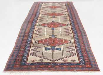 Carpet, gallery carpet, Sarab, approx. 383 x 104 cm.