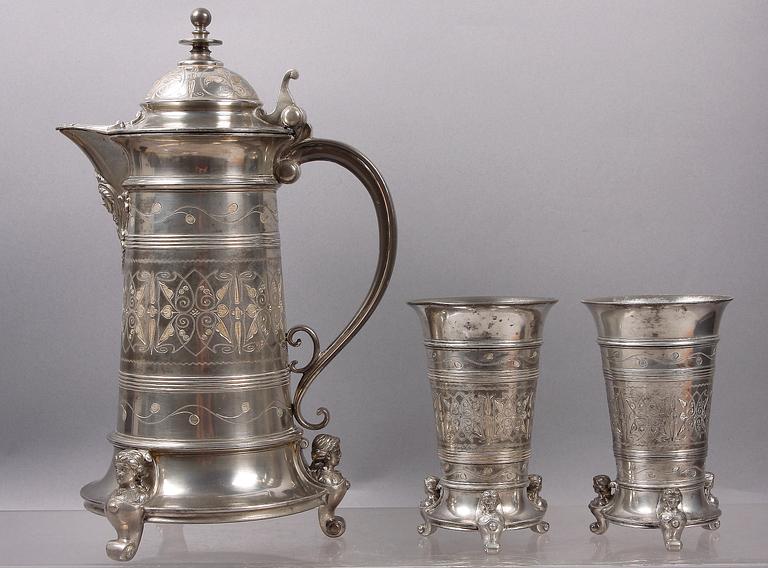 DRYCKESKANNA SAMT BÄGARE, 2 st, tenn, nyrenässans, Santessonska tenngjuteriet Stockholm, tidigt 1900-tal.