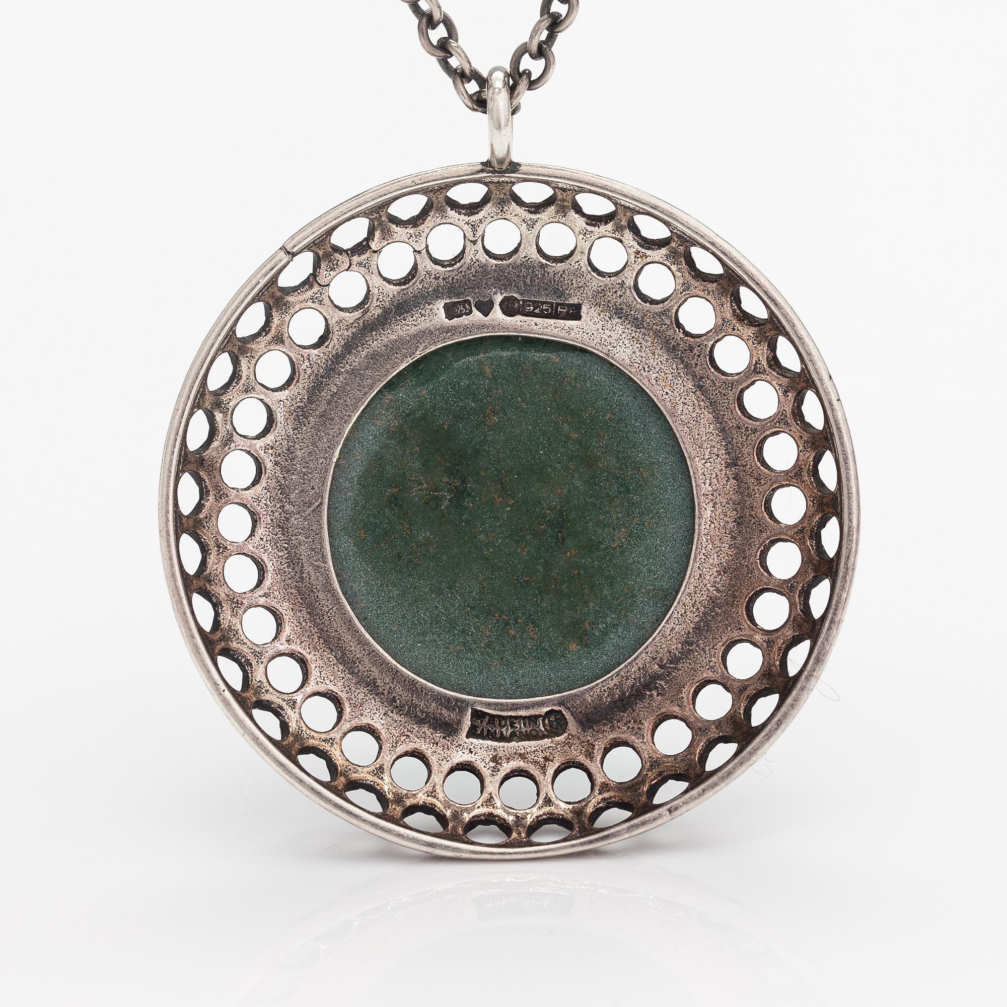 Halsband, modell 1621, sterlingsilver, epidot. Kalevala koru, Helsingfors 1994.