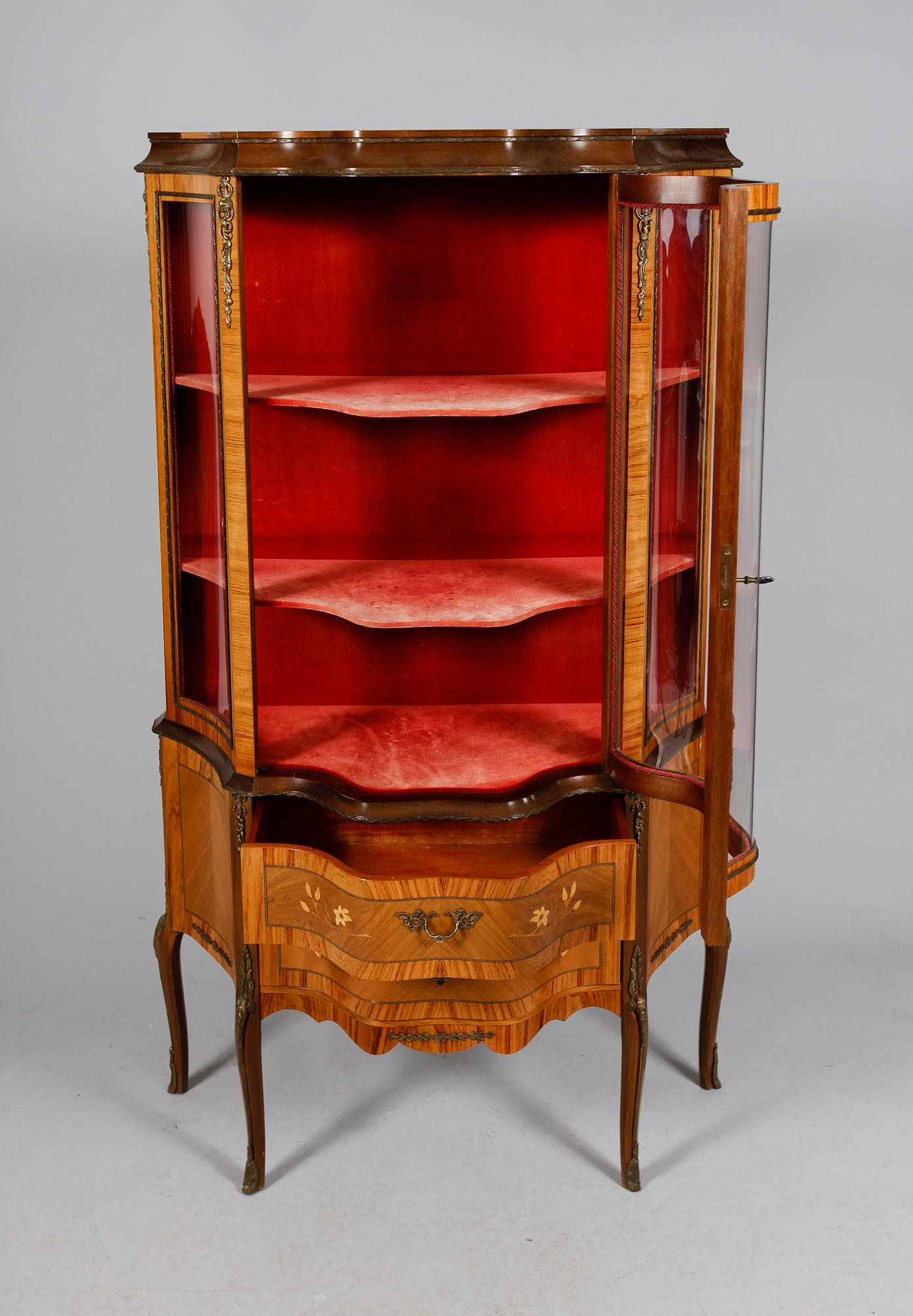 VITRINSKÅP, rokokostil, 1900-talets mitt.