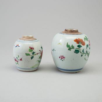 TEKRUKOR, två stycken, kompaniporslin. Qing dynastin, Qianlong (1736-95).