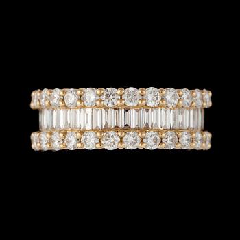 A brilliant- and baguette-cut diamond ring. Total cartat weight circa 4.75 cts. Quality H/VS-SI.