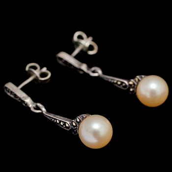 SMYCKESET, 2 delar, silver, markasiter och oäkta pärlor, 1900-talets mitt. Vikt 11 g.