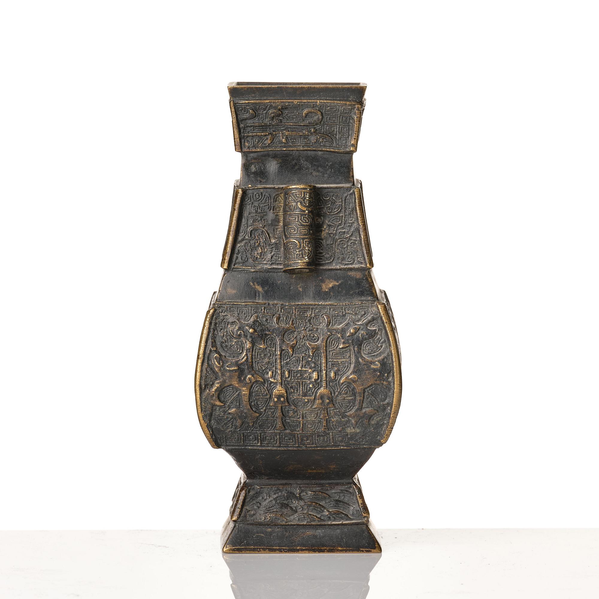 Two bronze vases, Qing dynasty, 18th /19th Century.