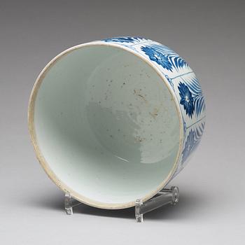 SKÅL med LOCK, porslin. Qingdynastin, Kangxi (1662-1722).