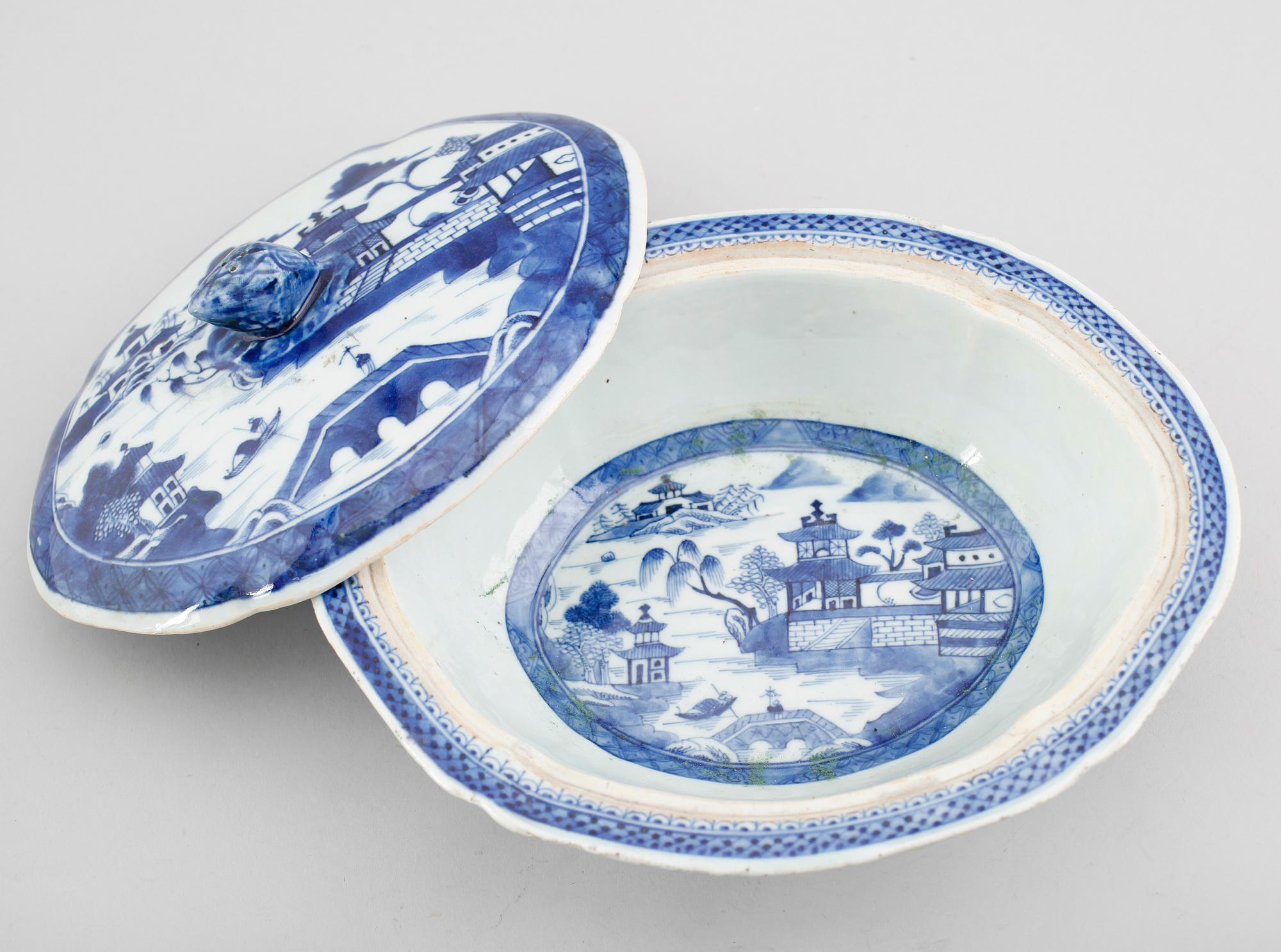 TERRIN MED LOCK, porslin, Kina, Qianlong 1736-1795.