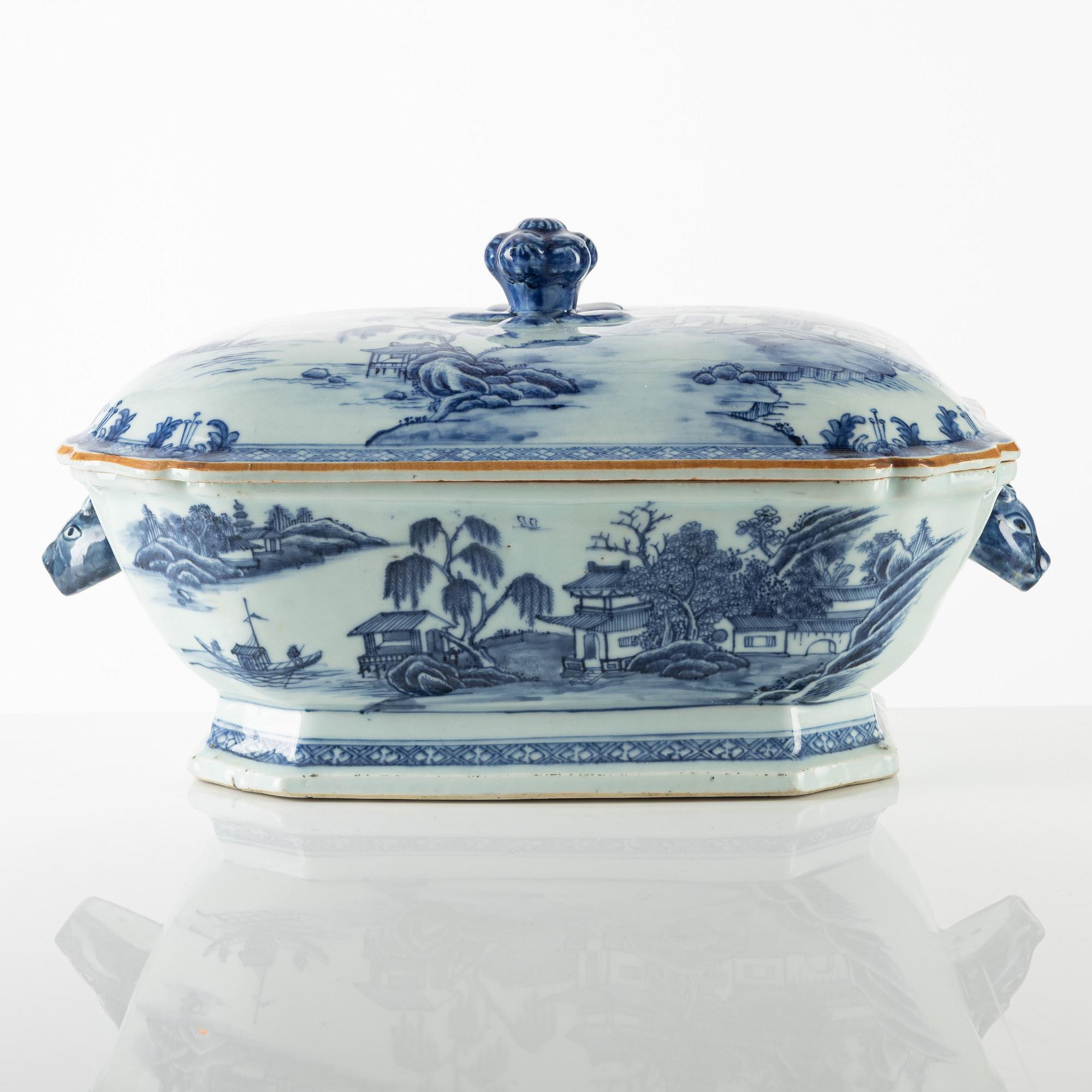 Terrin med lock, porslin, Kina, Qingdynastin, Qianlong (1736-95).