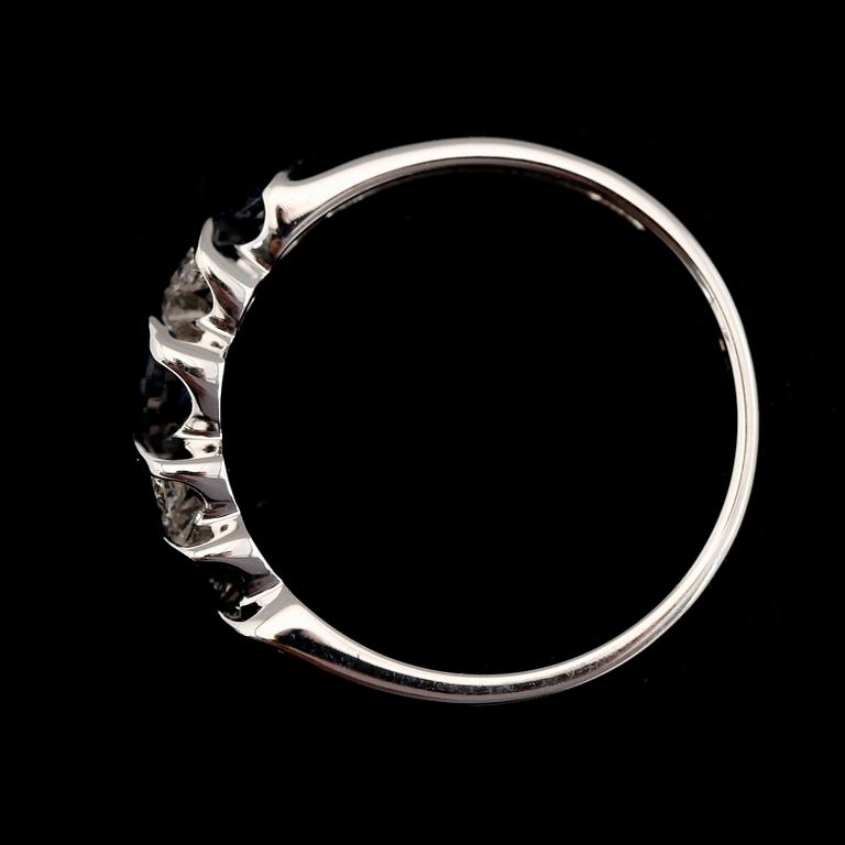 RING, 10K guld, diamanter tot ca 0.08 ct. och safirer. Total vikt ca 1,5 g.