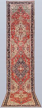 A Hamadan runner, approx. 530 x 116 cm.