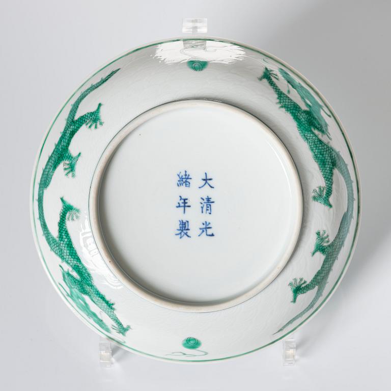 Skålfat, porslin. Qingdynastin, Guangxus sex-karaktärers märke och period (1875-1908).