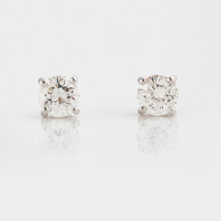 A circa 0.60 cts brilliant-cut earrings.